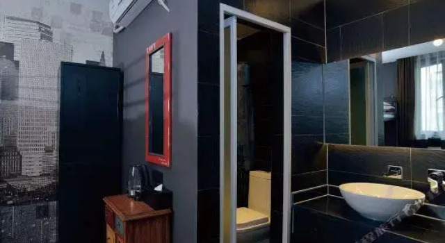 Кровать в общем номере Hi Joy Inn
