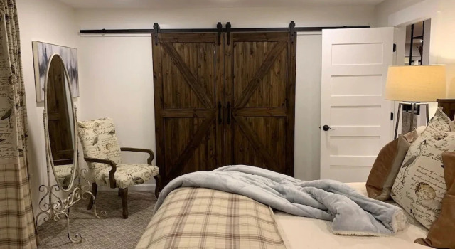 Коттедж с 2 комнатами Five-star Historic Boyd Harvey Carriage House 2 Bedroom Home by RedAwning