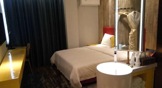 Yantai 90's Light Luxury Hotel