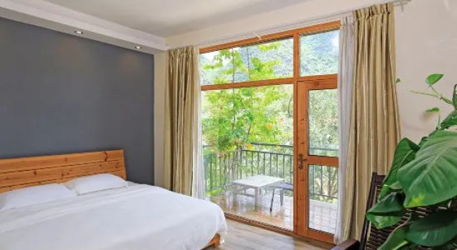 Двухместный люкс Deluxe с балконом Yangshuo Huajian Homestay (Guilin Qianguqing Branch)