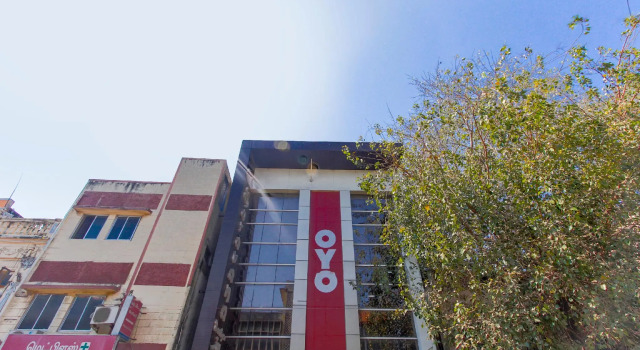 SPOT ON 68819 Hotel Anusuiya Palace, Забронировать Отель Отели Гомти Нагара с парковкой, Парковка
