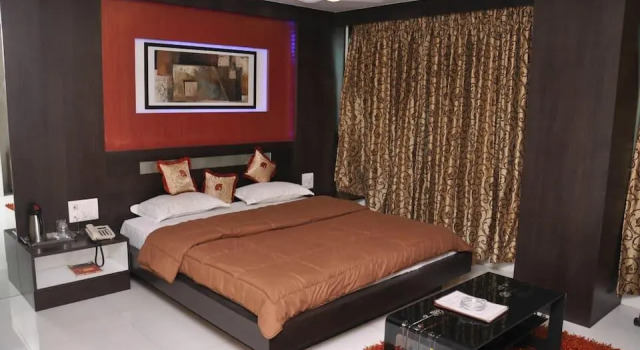 Hotel Stay Inn, Rezerwuj Hotel Hotele w Surat z parkingiem, Parking