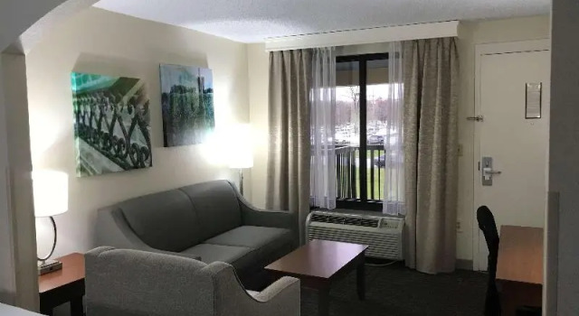 Четырёхместный полулюкс с балконом Best Western Inn & Suites Monroe
