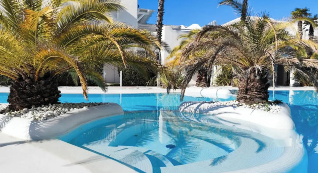 Апартаменты с 2 комнатами с видом на бассейн Elegant Flat With Delightful Outdoor Space