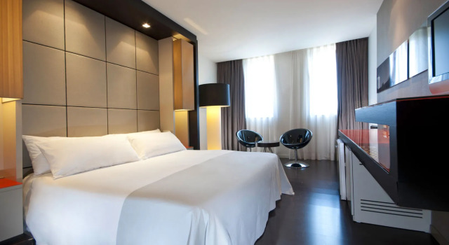 Отель Barcelona Condal Mar Affiliated by Meliá