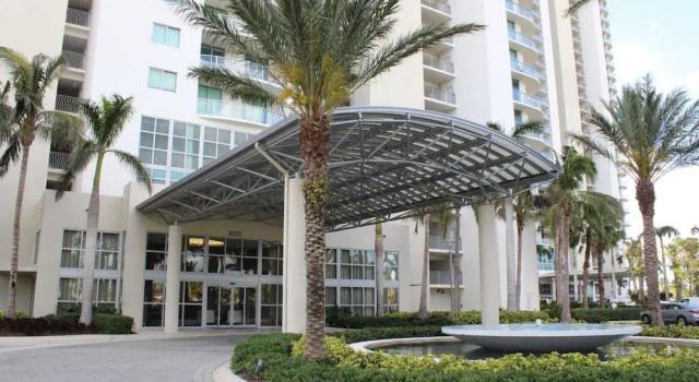 3000 Oasis Grand Blvd #803