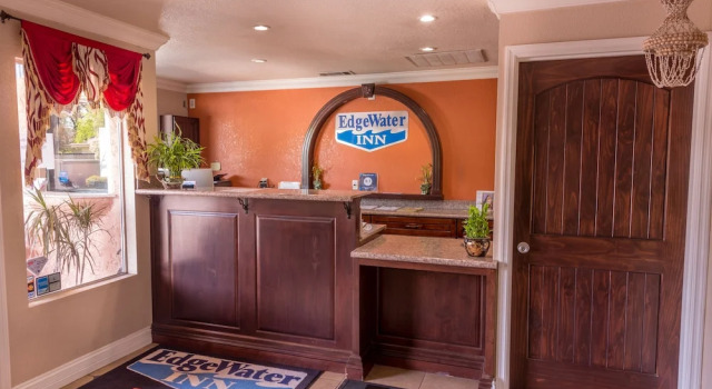 Edge Water Inn, Prenota Hotel Reedley California