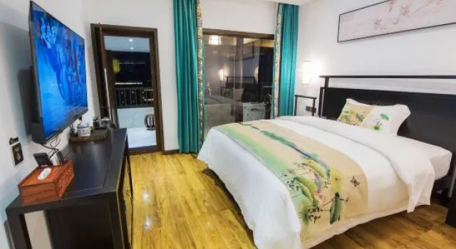 Семейный люкс с балконом Jiang'an Liangzhu River View Hostel