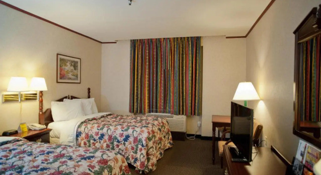 Четырёхместный номер Standard Days Inn by Wyndham Parsippany