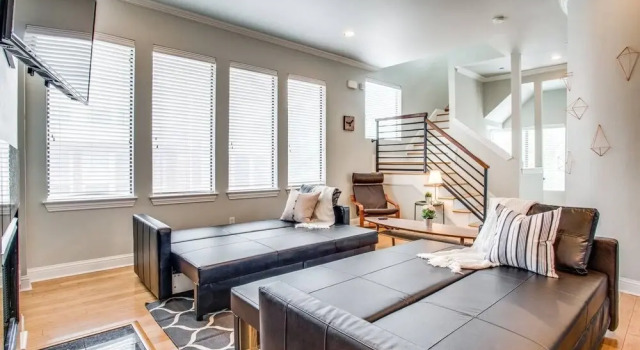 2 Unit Grand Oak Lawn house Perfect for Groups, Забронировать Отель Даллас Dallas - Fort Worth Metropolitan Area, рядом с Lee Park