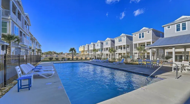 Апартаменты с 3 комнатами с балконом Gorgeous Emerald Isle Getaway: Walk to Beach!