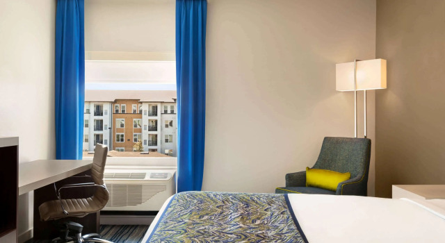 La Quinta Inn & Suites by Wyndham Orlando - IDrive Theme Parks