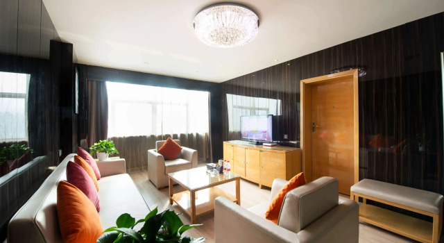 Ramada by Wyndham Encore Kaili West