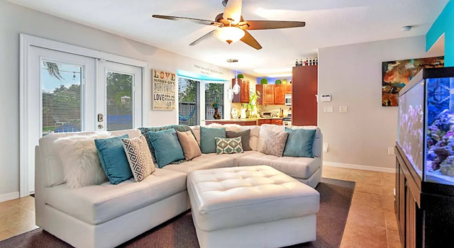 Коттедж Urban Oasis W/hot Tub, Heated Pool And Private Movie Theater 2 Bedroom Home by RedAwning