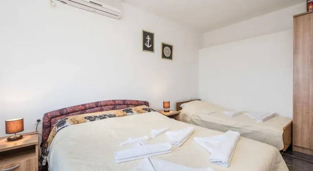 Awesome Home in Stinica With 2 Bedrooms and Wifi, Rezerwuj Hotel  