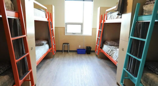 Postel ve společném pokoji Canmore Downtown Hostel