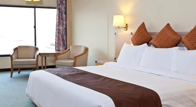 Номер Deluxe с видом на реку Hotel Cambodiana