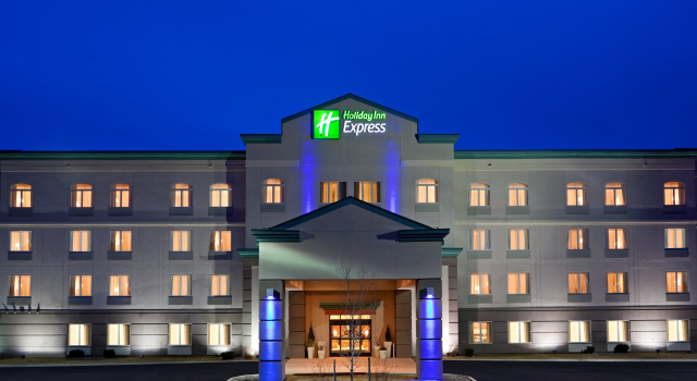 Holiday Inn Express Syracuse-Fairgrounds, Varaa Hotelli Hotellit New York State pysäköinnillä, Pysäköinti