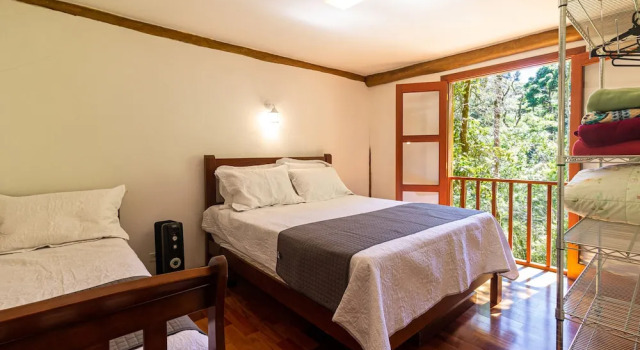 Casa com área gourmet perto do Parque Amantikir, Забронировать Отель Кампус-ду-Жордан Mantiqueira Mountains, рядом с Ботанический сад Амантикир