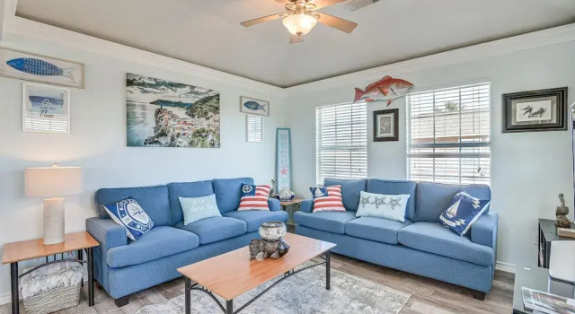 Коттедж с 3 комнатами с балконом Walk to Shore: Surfside Beach Home w/ Balcony!