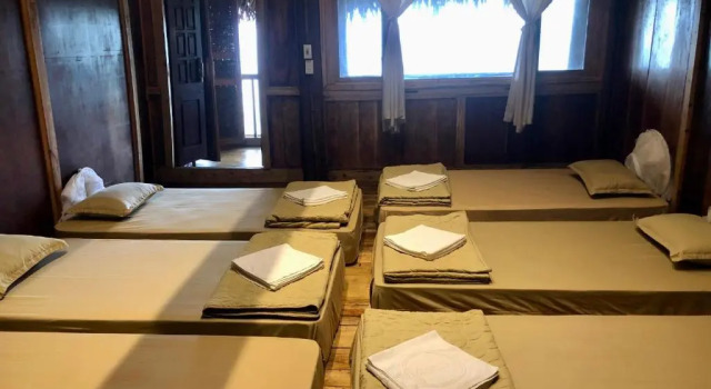 Кровать в общем номере Pu Luong Jungle Lodge