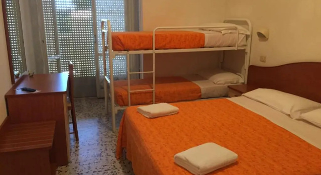 Четырёхместный номер Economy Hotel Holiday Sunshine Summer