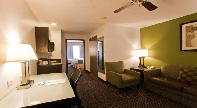 Двухместный номер Standard Holiday Inn Express & Suites Chicago Deerfield Lincolnshire by IHG