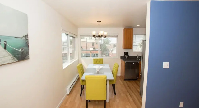The Seattle Stunner - 1960's Retro Apt - Sleeps 6, Забронировать Отель Отели Сиэтла 3 звезды, рядом с Кинотеатр SIFF Cinema Uptown, 3*