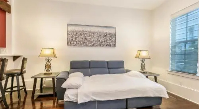 Luxury Loft-Style 3BR Townhouse by Hosteeva, Забронировать Отель Отели Нового Орлеана 4 звезды, рядом с Brevard-Clapp House, 4*