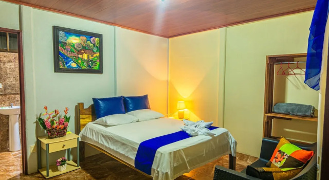 Rio Celeste Springs Blue Lodge, Prenota Bed & breakfast Hotel a Alajuela con parcheggio, Parcheggio