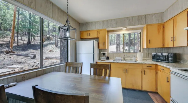 Hytte Covered Deck & Grill: Cozy Greer Hideaway!