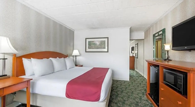 Люкс Ramada by Wyndham State College Hotel & Conference Center