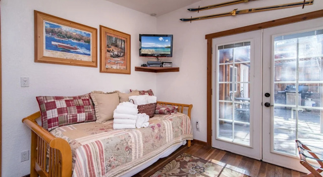 Updated Lake Tahoe House - 1 Br home by RedAwning, Забронировать Дом для отпуска Виллы Саут-Лейк-Тахо, рядом с Гондольный подъемник, Вилла