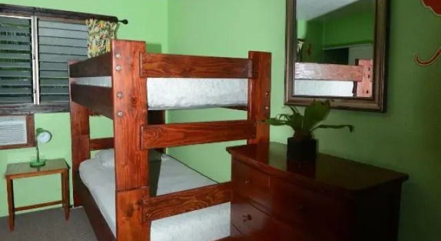 Кровать в общем номере Kalani Hawaii Private Lodging