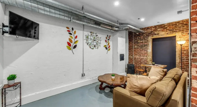 1BR Apartment in the heart of the City, Забронировать Апартаменты/квартира Гринсборо Северная Каролина, рядом с Steven Tanger Center for the Performing Arts