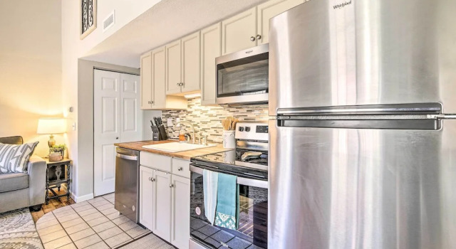 Апартаменты с 2 комнатами Charming Condo w/ Deck, 4 Mi to Branson Strip