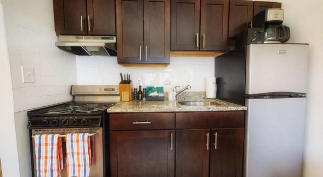Stylish 1BR + Train | Theatre District | Evonify