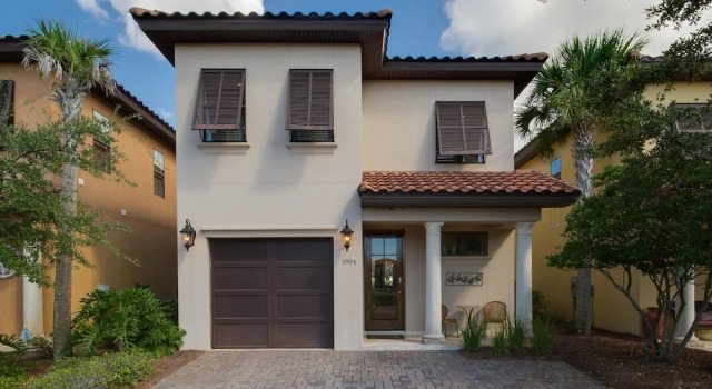 Villa Lago 1904, Varaa Villa Hotellit Emerald Coast uima-altaalla, Uima-allas