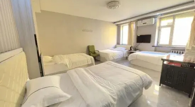 Кровать в общем номере Renhe Hotel