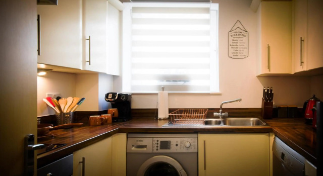 Splendid High Street 2 BR Apartment - King Bed - Wise Stays