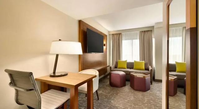 Hilton Phoenix Suites, Забронировать Отель Отели Финикс 3 звезды, рядом с Больница и медицинский центр Святого Иосифа, 3*