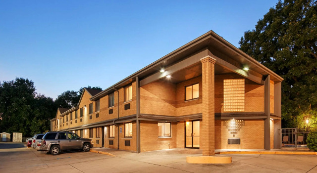 Кровать в общем номере Best Western Riverside Inn