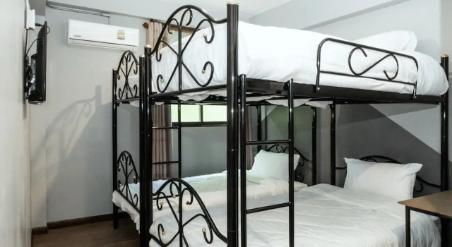 Кровать в общем номере (женский номер) с балконом Full Moon' House - Hostel
