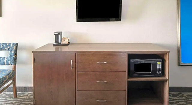 Номер Executive La Quinta Inn & Suites by Wyndham Mercedes Outlet Mall