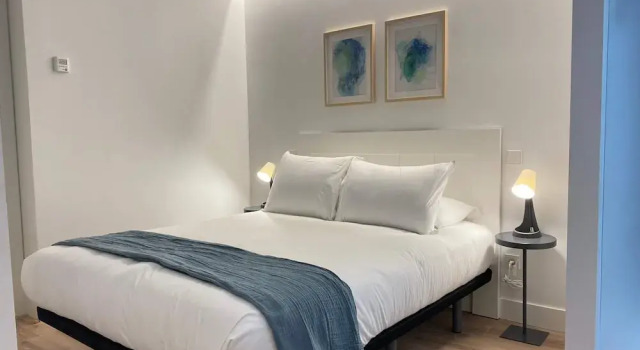 w Majestic 2BR at Palacio Real, Забронировать Апартаменты/квартира Отели Мадрида с парковкой, рядом с Монастырь Энкарнасьон, Парковка