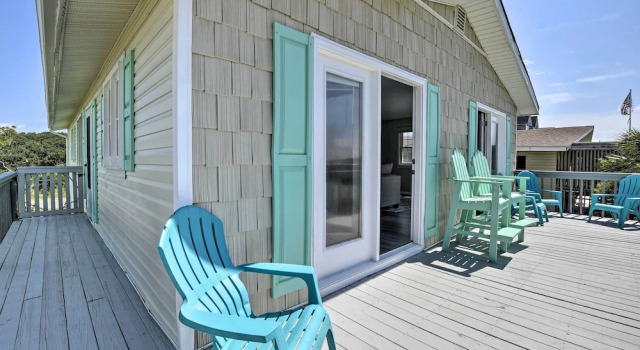 Oak Island Beach Abode w/ Deck: Walk to Shore!