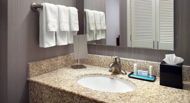 Двухместный номер Standard с балконом Courtyard by Marriott Fayetteville