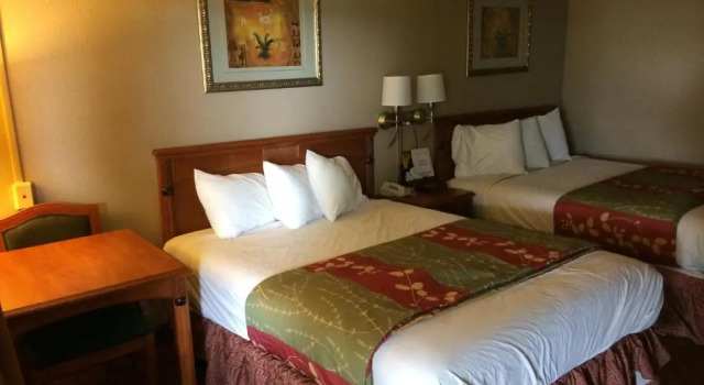 Четырёхместный номер Standard Americas Best Value Inn Crosstimbers