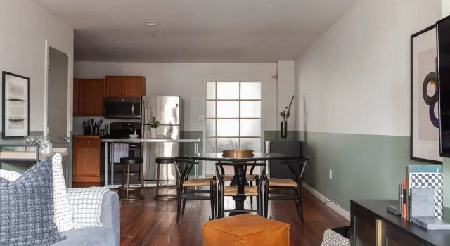 Domio Rittenhouse Square Charming 3BR Duplex + Deck, Забронировать Отель Отели Филадельфии 3 звезды, рядом с Chew Recreation Center, 3*
