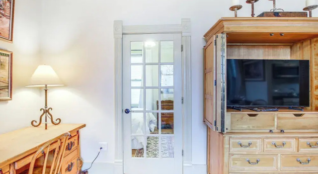 Lovely Elkhart Lake Apartment - Walk to Town!, Buchen Sie Ferienwohnung Elkhart Lake Wisconsin